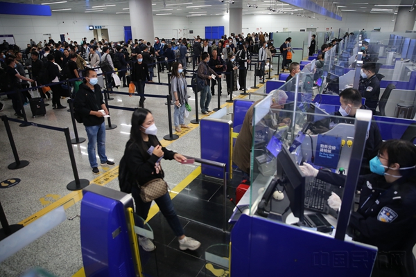 广州白云机场口岸出入境客流持续攀升,白云边检站适时启用高峰勤务,保障国际出入境旅客快速通关1