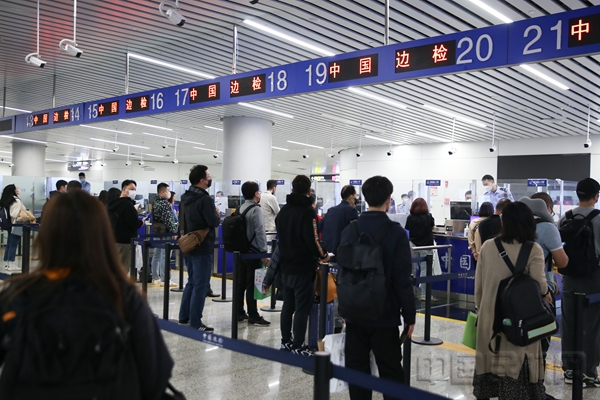 图说:133届广交会临近,口岸出入境客流持续增长,白云口岸入境大厅执勤现场21