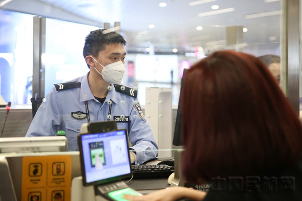 图说:白云边检站移民管理警察正为中外旅客办理通关手续12