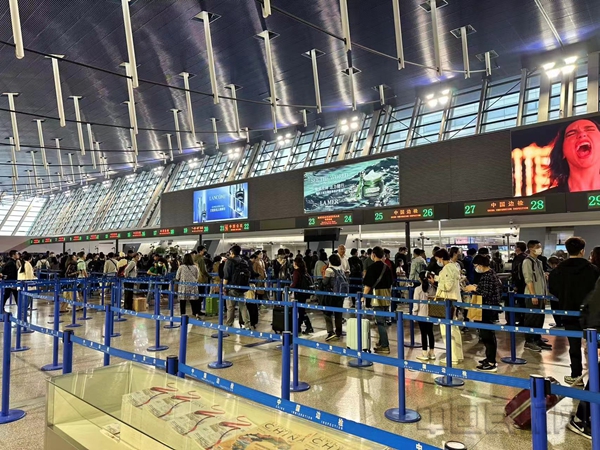 浦东国际机场t1航站楼边检查验大厅里,旅客有序排队-岳晓春摄2