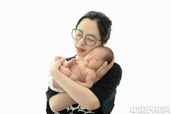 图:安检员王旭芳和孩子的合影