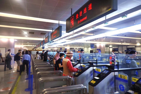 上海浦东国际机场口岸恢复口岸快捷通关-岳晓春摄1