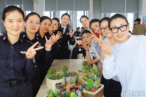 图:女职工合影留念