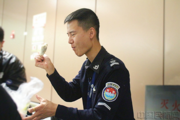 图:员工杨雯琪正在享用爱心早饭
