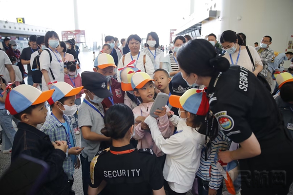 吉林机场集团举办“龙嘉未来星 牵手六一行”主题开放日活动4