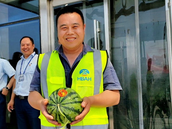为员工发放慰问品12