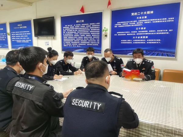 朱春亮正在带领员工学习党的二十大精神