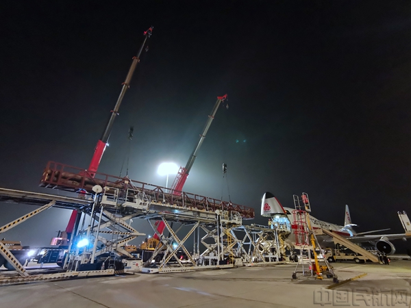 郑州机场将26米超长单件货物空运巴西FB体育平台