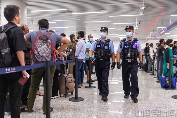 暑运期间,白云边检站深入开展夏季治安打击整治行动,保障口岸运行的平稳顺畅。