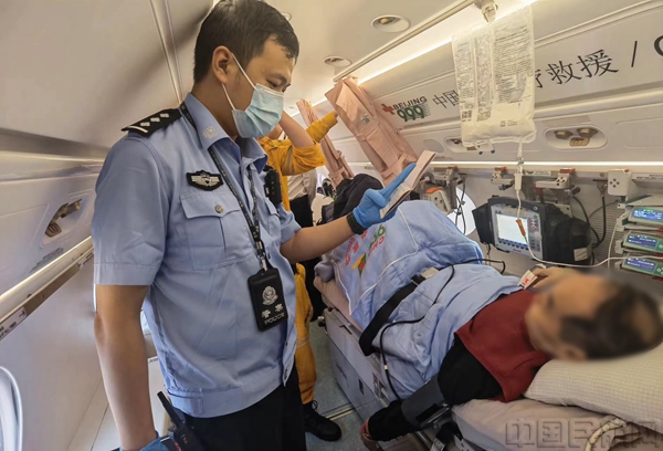 暑运期间,白云边检站多次启动“生命绿色通道”向多名伤病旅客及家属提供有温度、有速度的国门通关保障