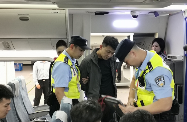 演练模拟行为人被警方带离下机-钱擘摄