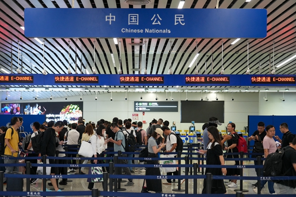图说:中秋国庆假期期间,广州白云国际机场口岸出入境客流创近年新高1