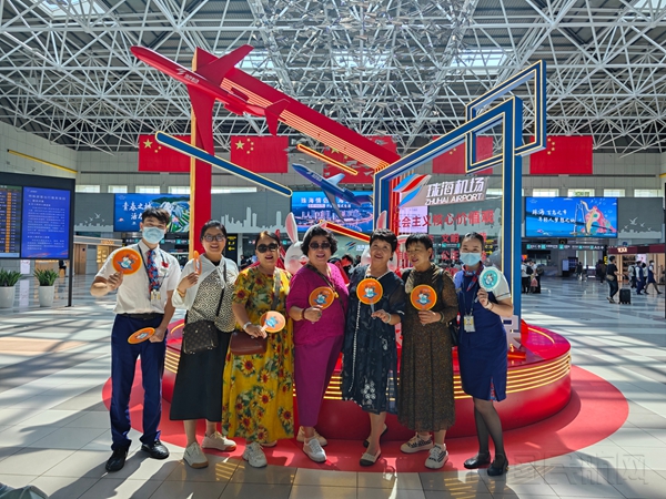 6机场工作人员为广大旅客送上节日祝福1