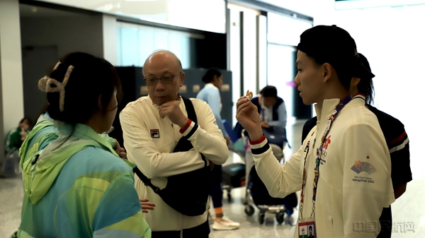 中国香港代表团成员与志愿者交流