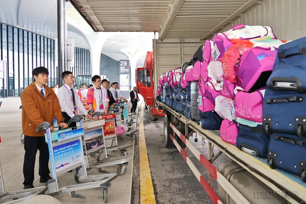 3-4、杭州机场开设亚运行李提前托运业务,由亚运村直接运送至机场,机场工作人员提前办理托运手续。