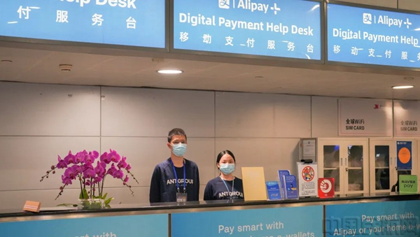 浦东T1和T2国际到达区,均已设立服务台,为境外人士提供外卡绑移动支付的指引咨询-上海机场供图