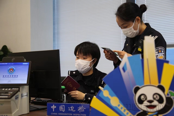 上海机场边检站礼遇工作专班录入代表团证件信息-马梓铭摄
