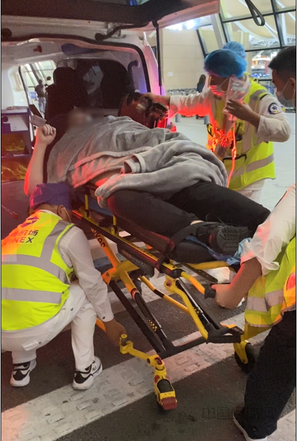 急救人员及时救治旅客并送往医院-浦东机场供图