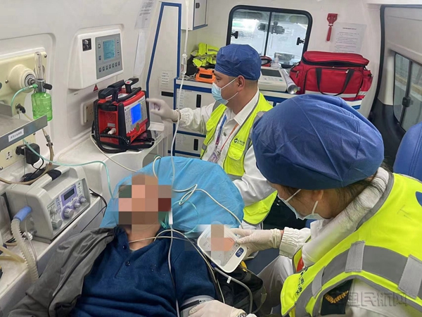 机场急救医护救治发病旅客-浦东机场供图10
