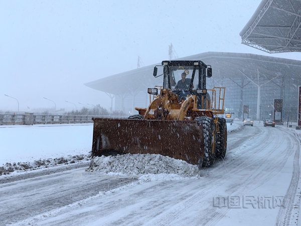 机场出动除雪车,装载机,撒布车持续对主干道路及重点区域进行除雪清雪作业。 王宇凡