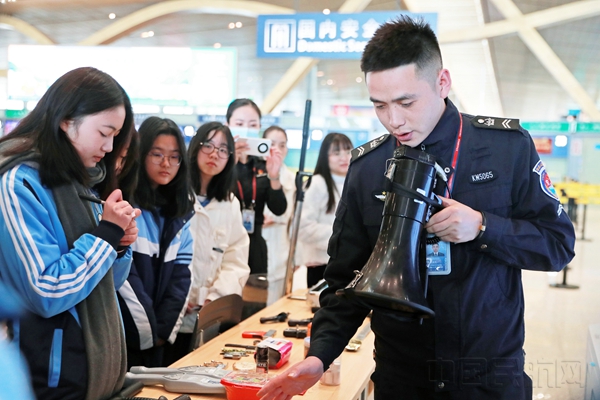 4-安全检查站青年员工为学生讲解乘机安检知识1