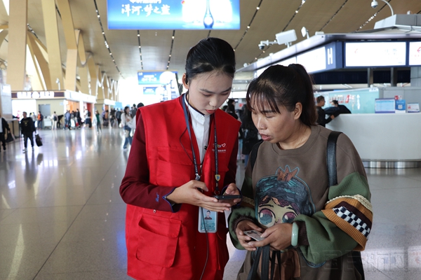 6-青年志愿者为乘机旅客查询乘机信息2