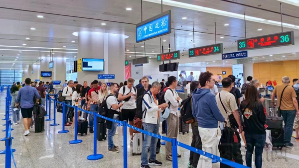 上海机场边检站开足通道,保障旅客顺畅通关-石明明摄3
