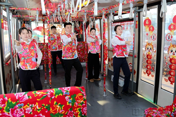长春机场:当摆渡车穿上时尚东北大花袄 (3)2