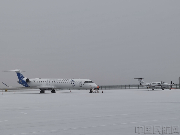 且末玉都机场积极应对2024年第一场降雪 (4)1