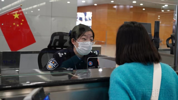 民警正在核实泰国籍免签入境旅客信息-石明明摄1
