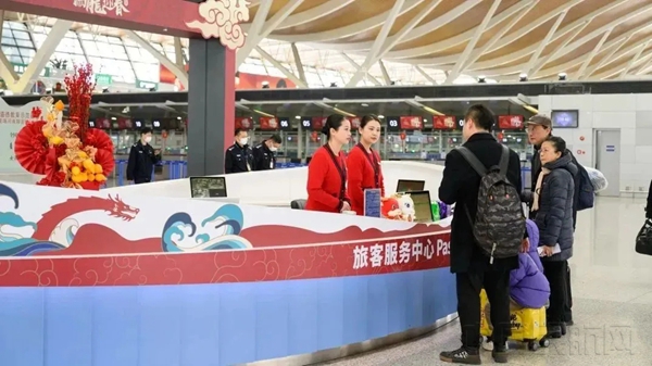 上海两场做好春运旅客服务引导-善见摄3