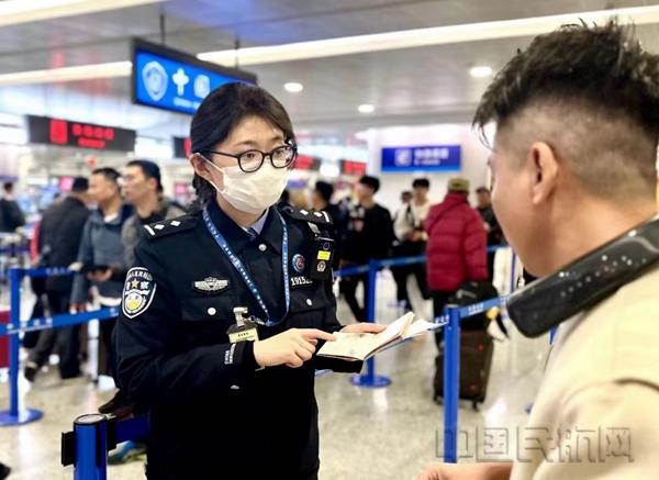 扎西央宗在快捷通道前巡检-郭忠宝摄3