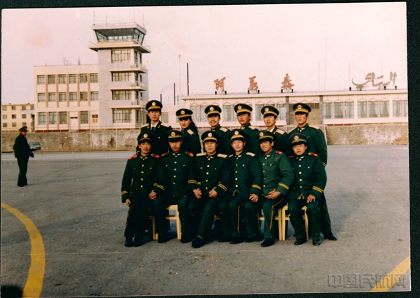 1990年代初阿勒泰机场安检人员合影11