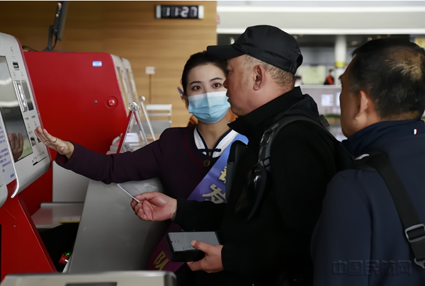 长春机场破解老年旅客航空出行“心头难”让“银发经济”惠民底色更浓11