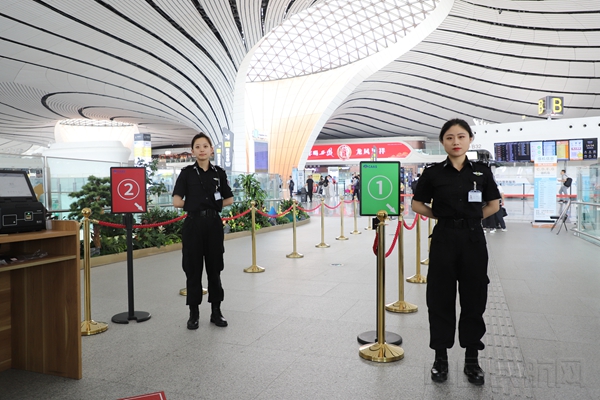 图说:进入大兴机场2号门后,旅客可以选择两条通道过检1