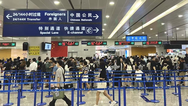 浦东机场口岸暑期迎来出入境客流高峰-黄波摄1
