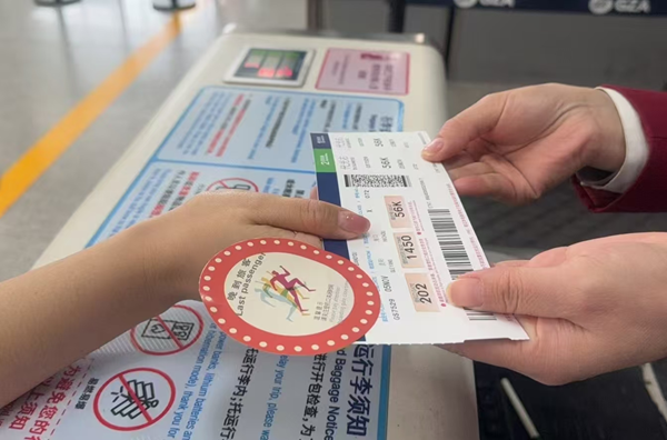机场值机柜台为晚到旅客发放识别标牌