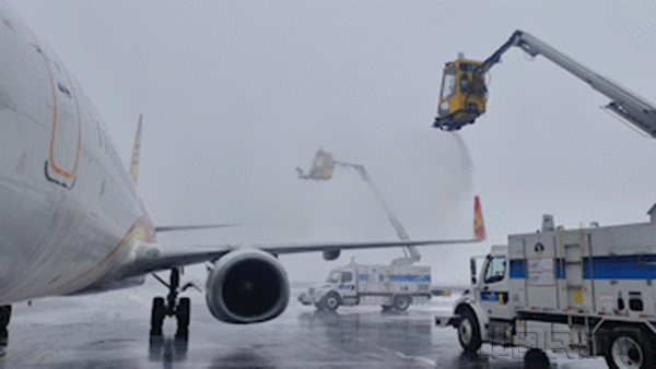乌鲁木齐机场进行航空器除防冰。(邵强、张旭摄影)10