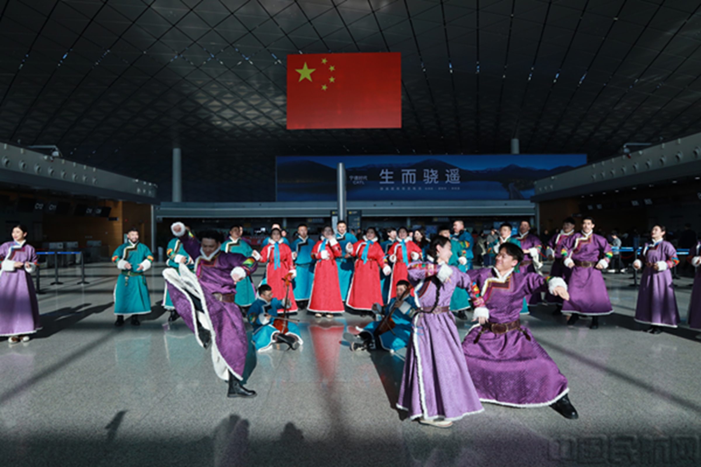 内蒙古四子王旗乌兰牧骑快闪亮相长春机场 (2)
