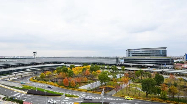 虹桥机场希尔顿(右侧建筑)与虹桥T1(左侧建筑)出发大厅直连-善见摄