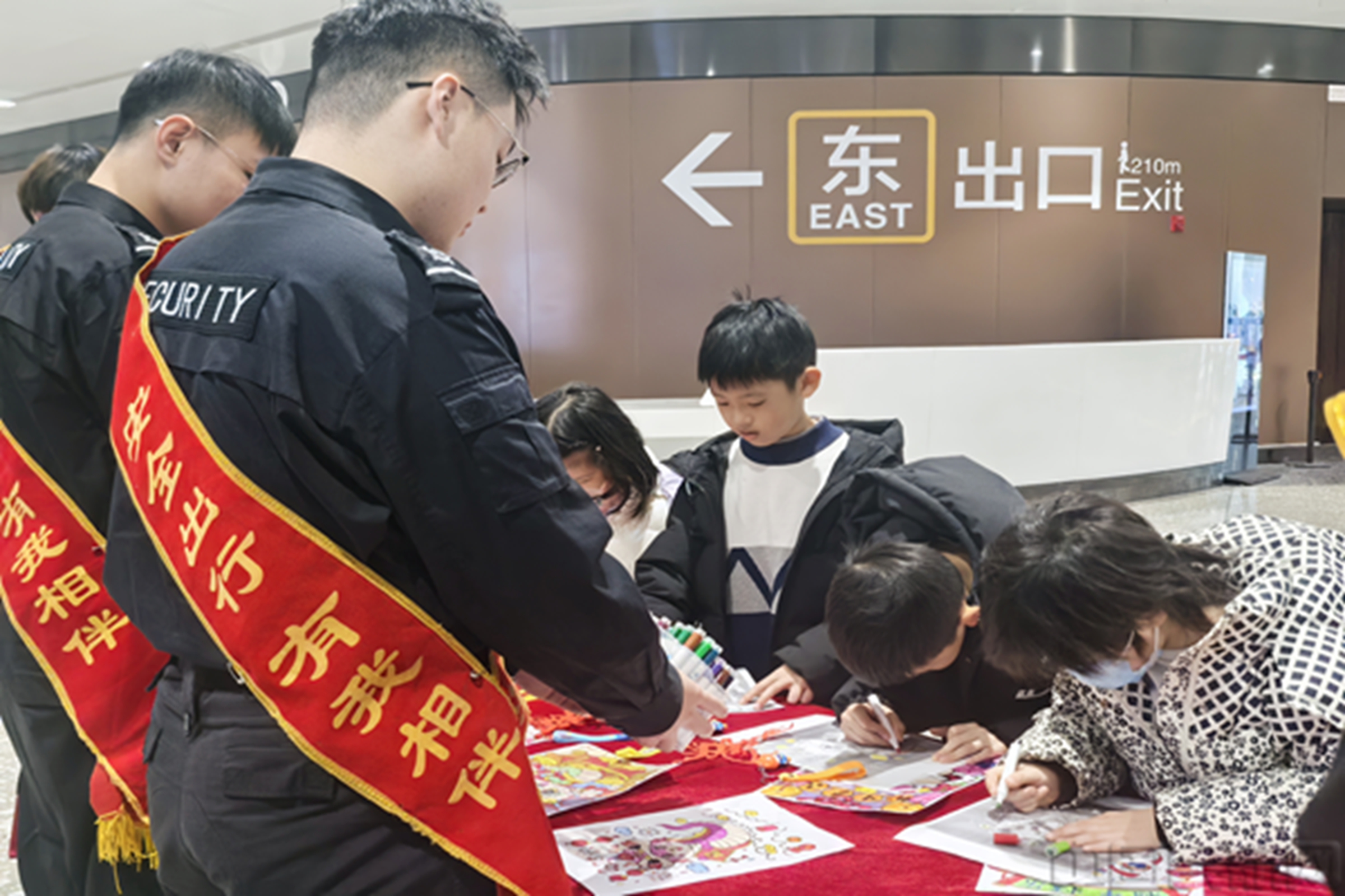 图说:安检员与小旅客共迎新年