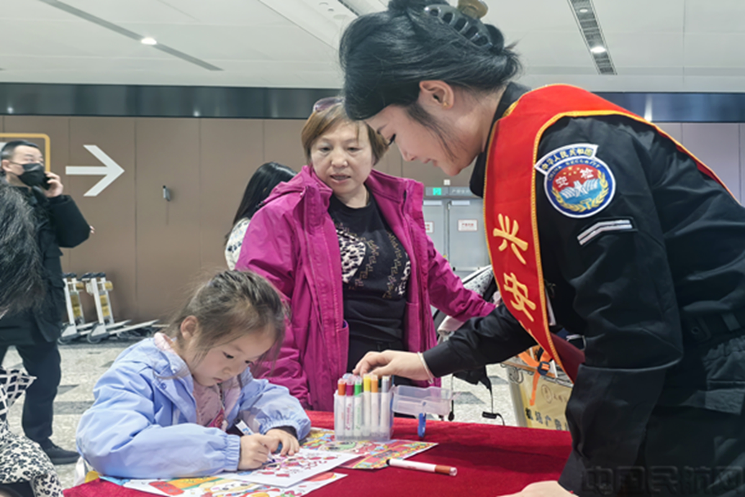 图说:安检员与旅客一起开展“庆元旦 迎新年”活动