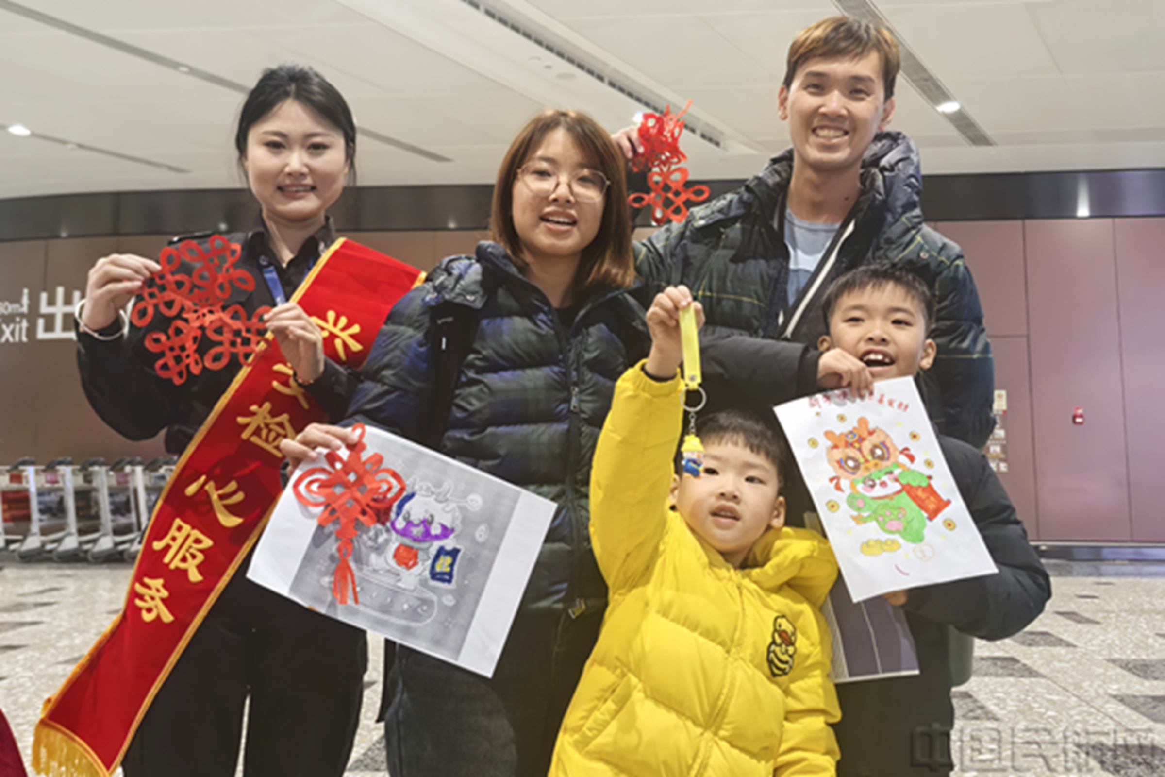 图说:安检员与旅客通过画笔和剪纸共庆元旦