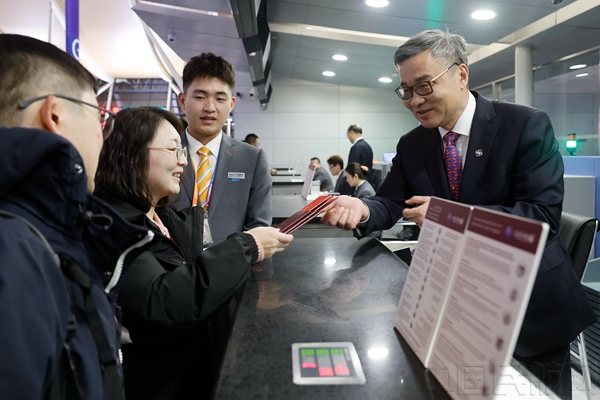 上海机场领导为2024年12月31日晚间最后一个浦东出港航班旅客送上新年问候-殷立勤摄3