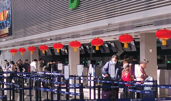 红灯笼为虹桥机场航站楼营造喜庆氛围-钱擘摄1