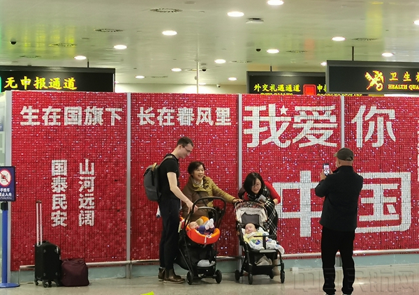 浦东机场的航站楼装饰吸引了元旦出行旅客合影留念-钱擘摄2