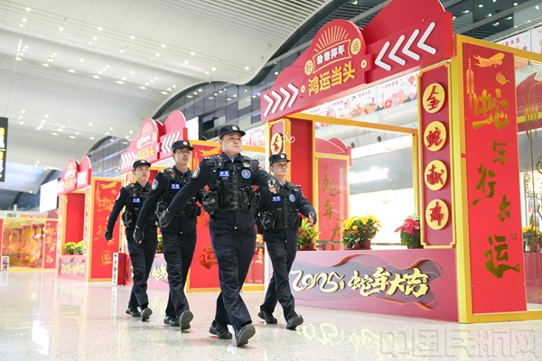 春运开启前3天,广州白云机场口岸出入境人员已近14万人次,图为白云边检站移民管理警察在口岸巡逻1