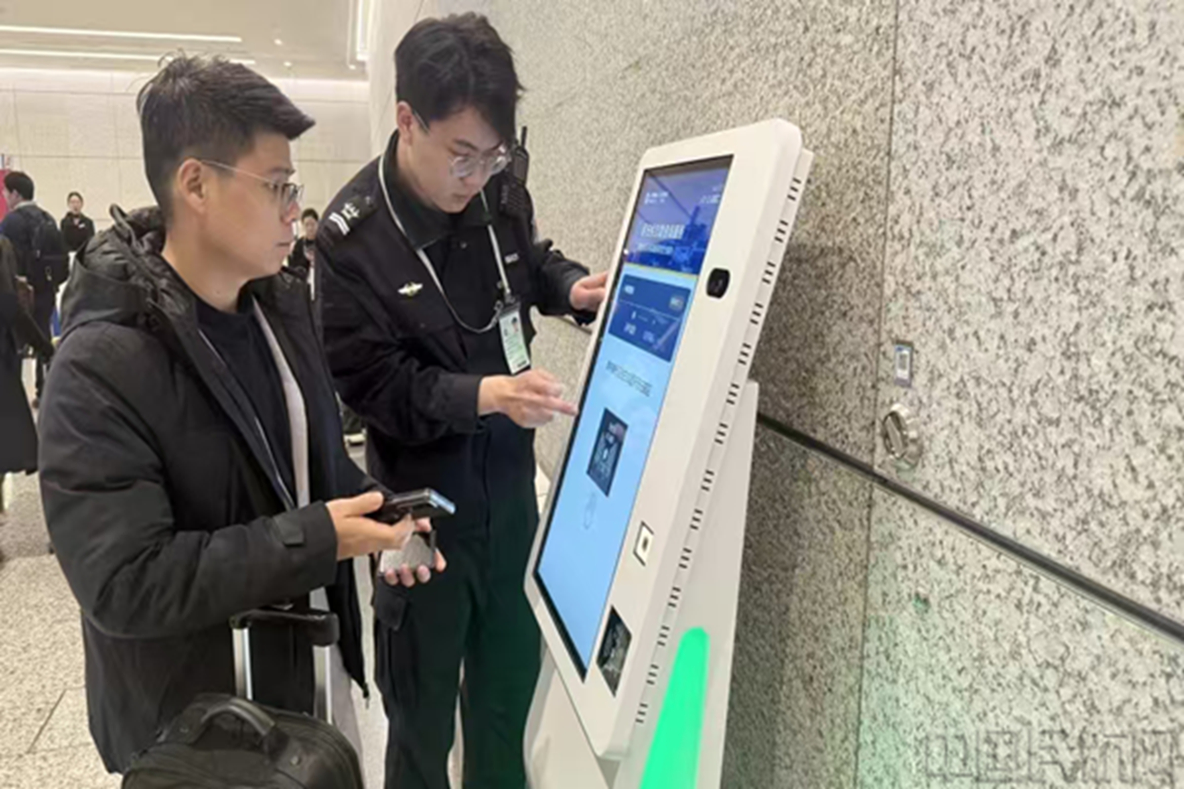 虹桥T2设置的”易安检“自助查询设备-善见摄