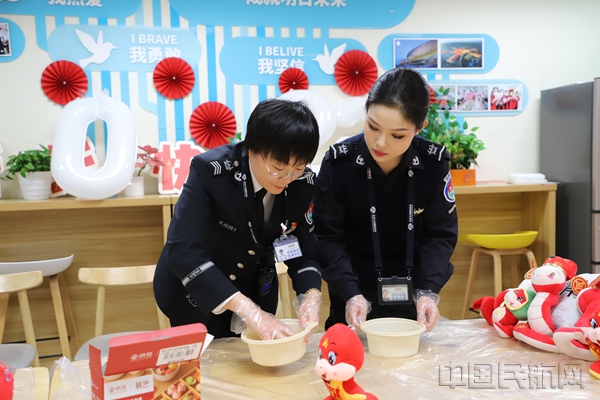 图:张荣荣(左一)和员工一起制作汤圆食材12