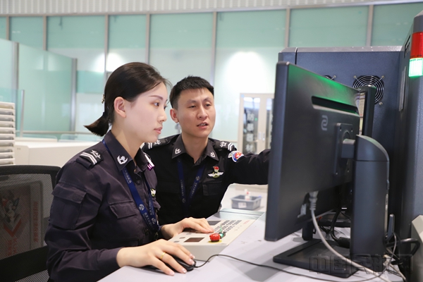 图:张佳欣(左二)为员工讲授判图技巧11